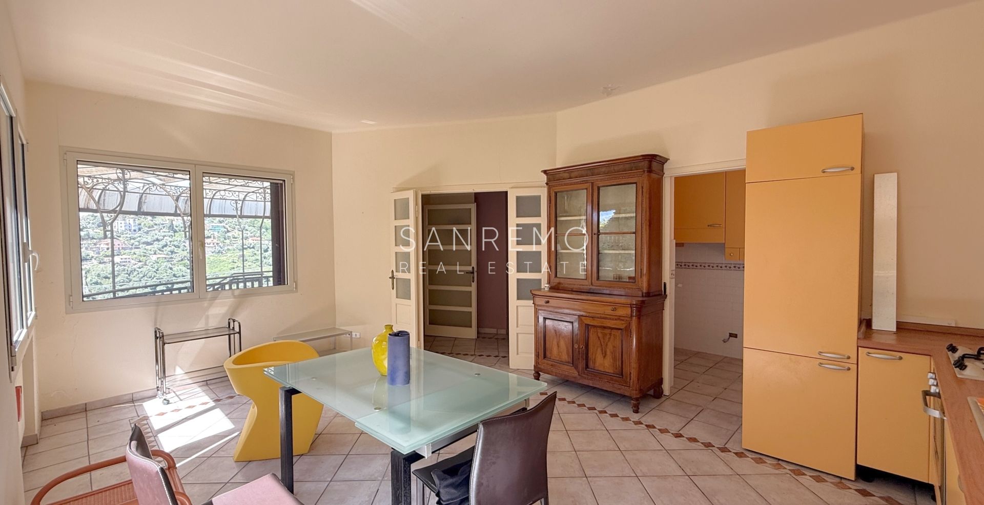 Maison, composée de 2 appartements indépendants, sur la première colline de Sanremo