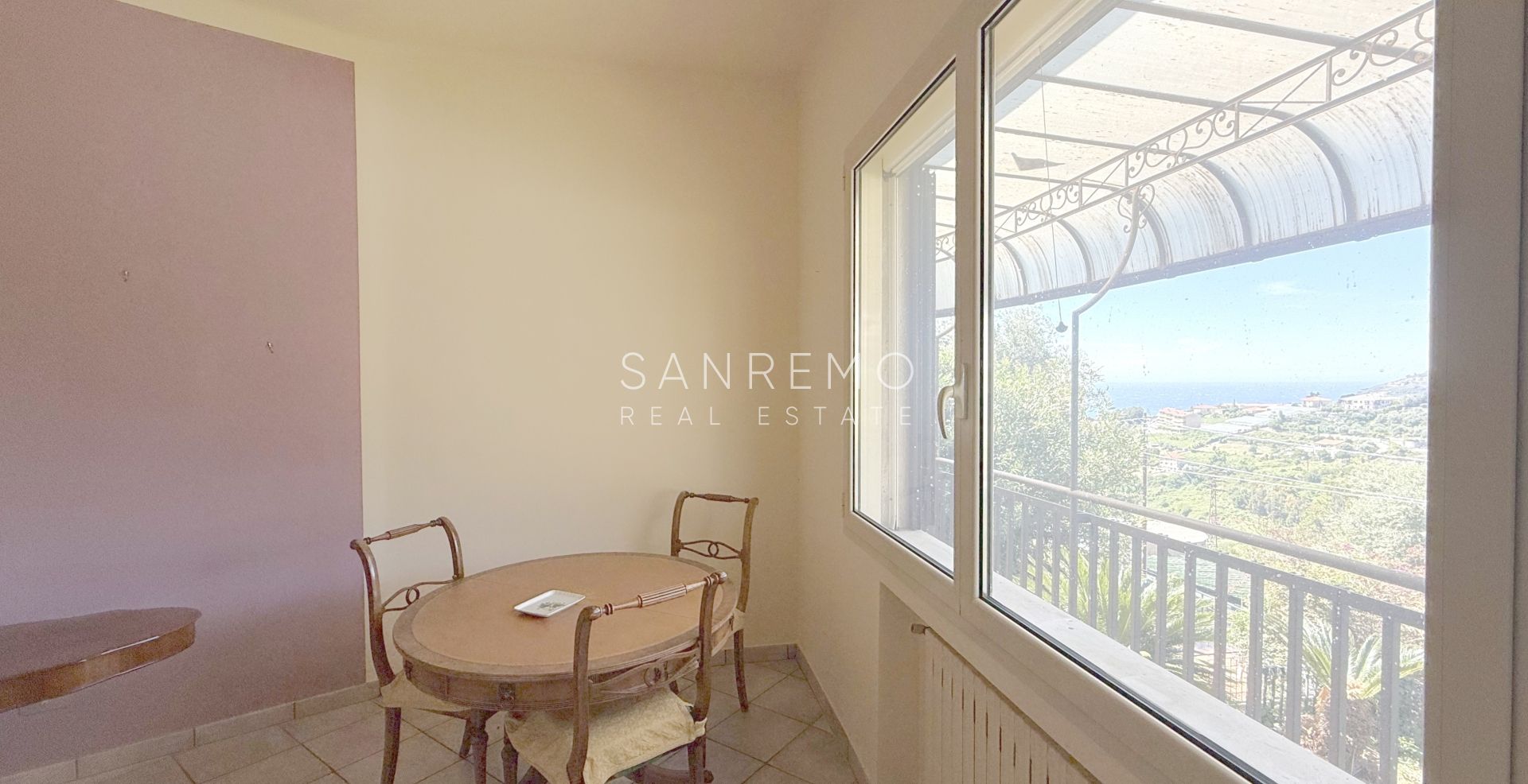 Maison, composée de 2 appartements indépendants, sur la première colline de Sanremo