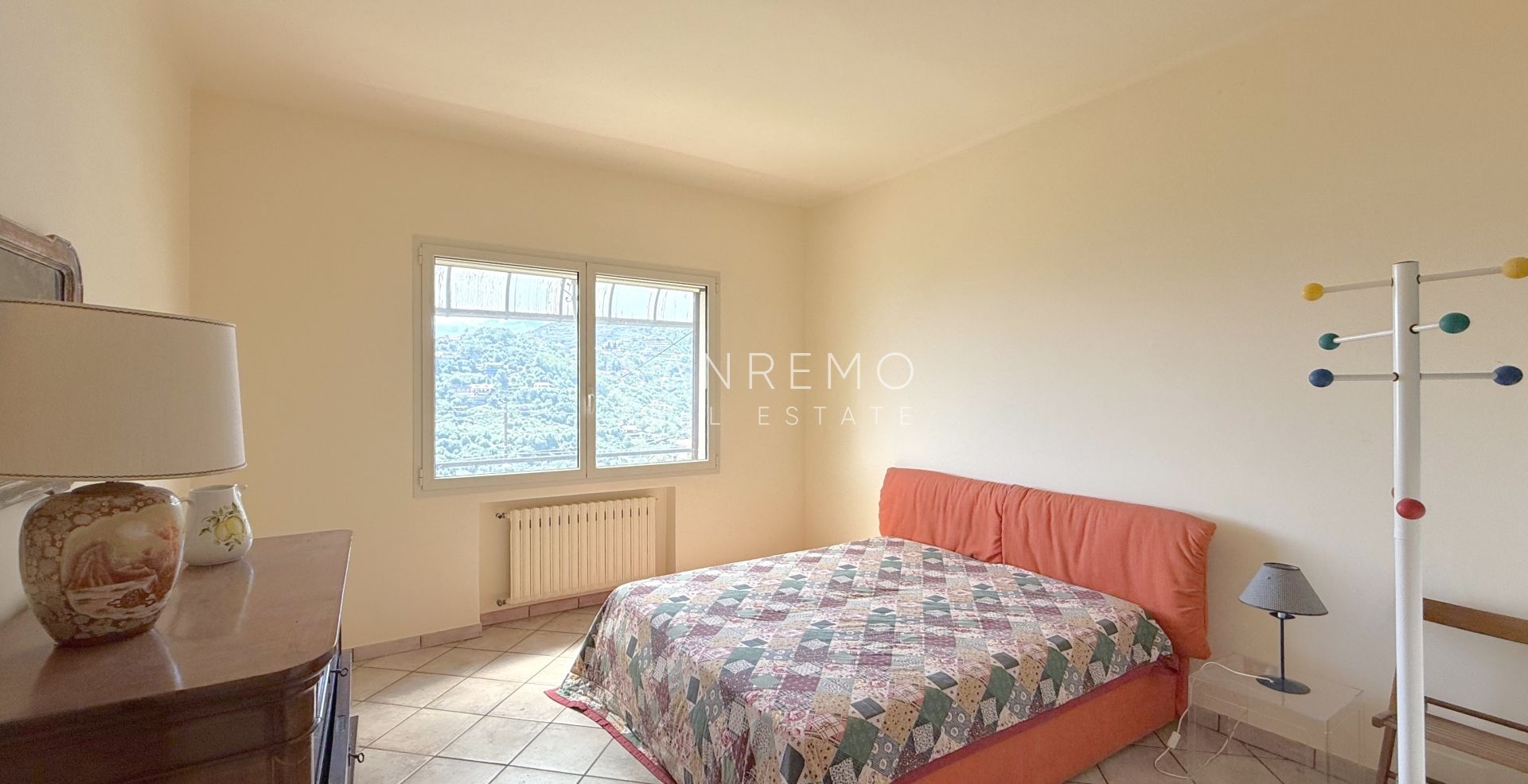 Maison, composée de 2 appartements indépendants, sur la première colline de Sanremo