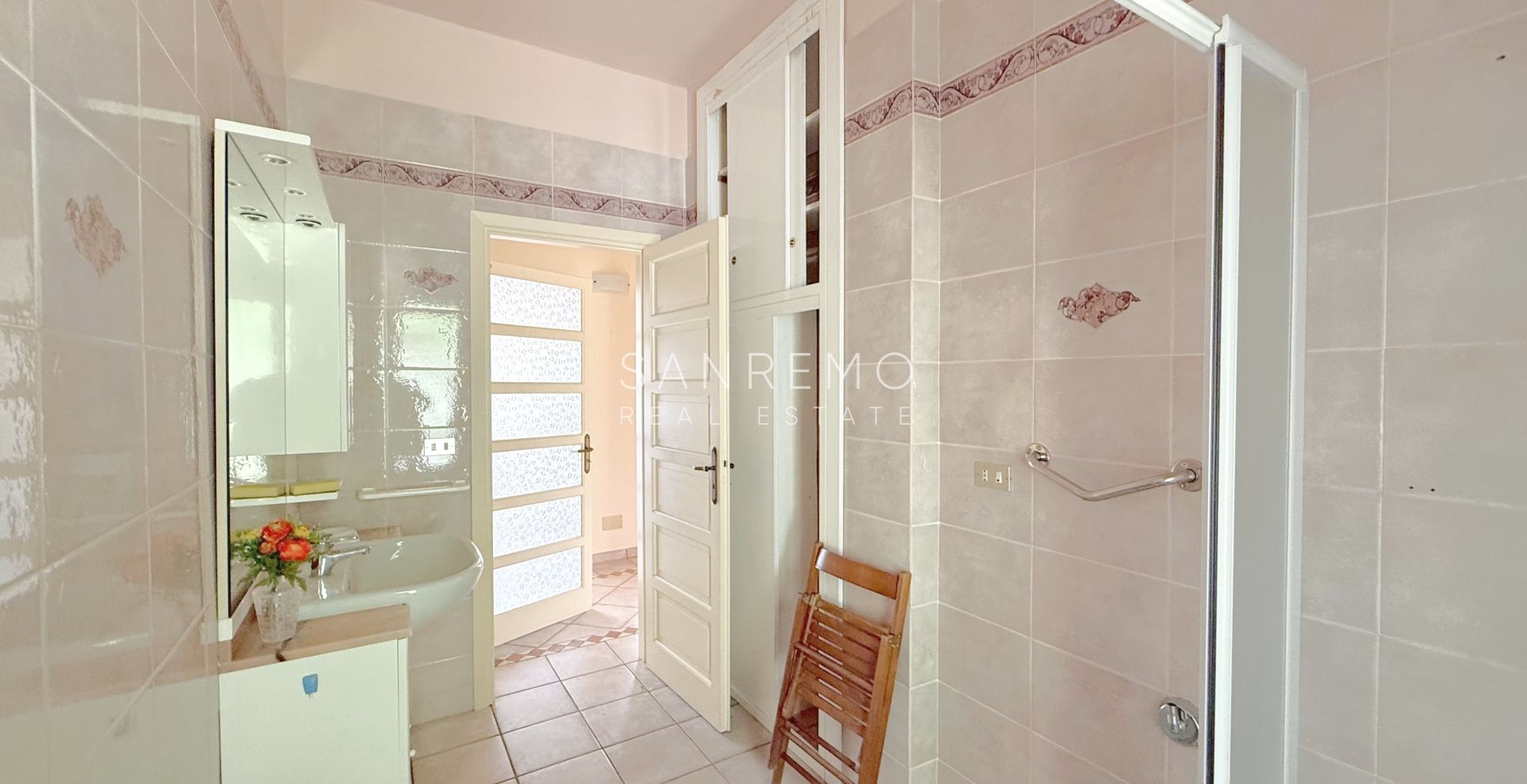 Maison, composée de 2 appartements indépendants, sur la première colline de Sanremo