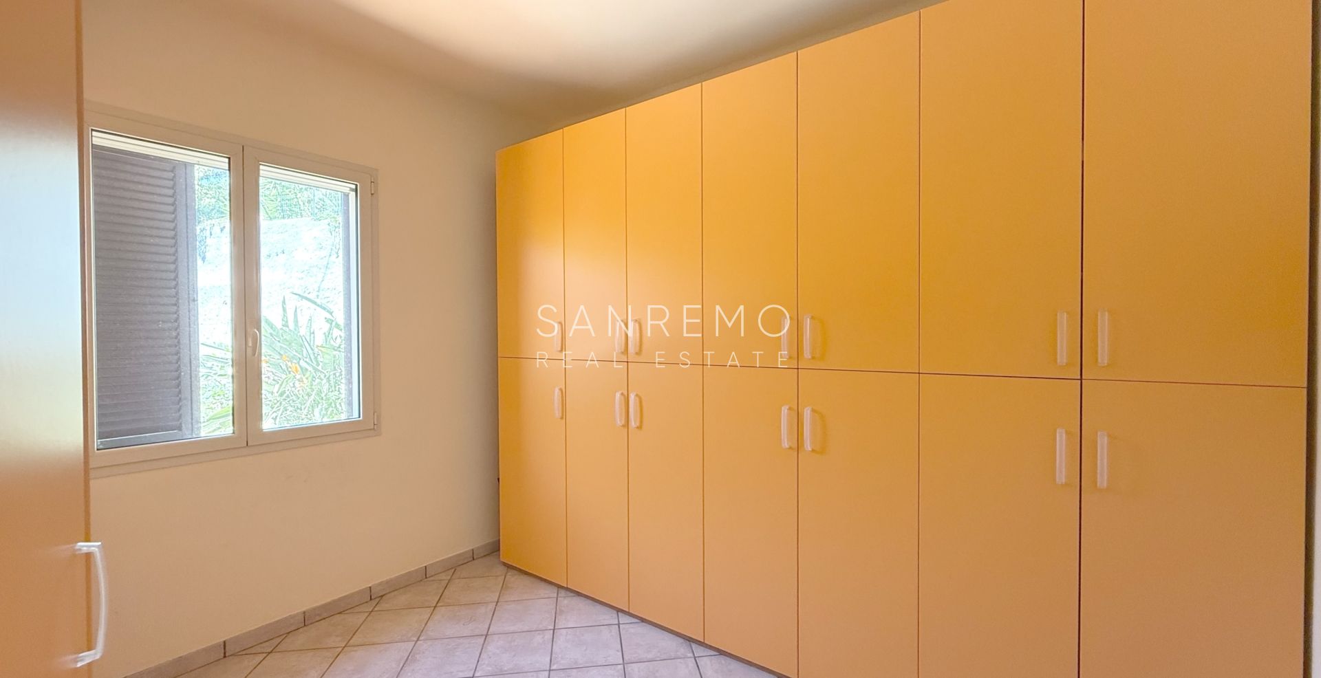 Maison, composée de 2 appartements indépendants, sur la première colline de Sanremo