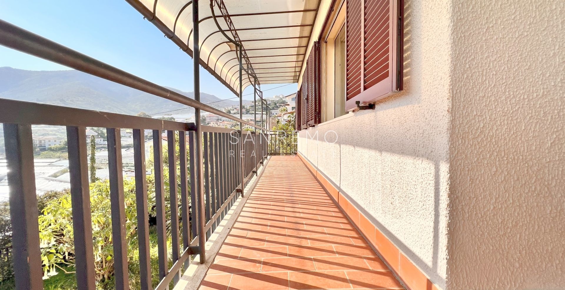 Maison, composée de 2 appartements indépendants, sur la première colline de Sanremo