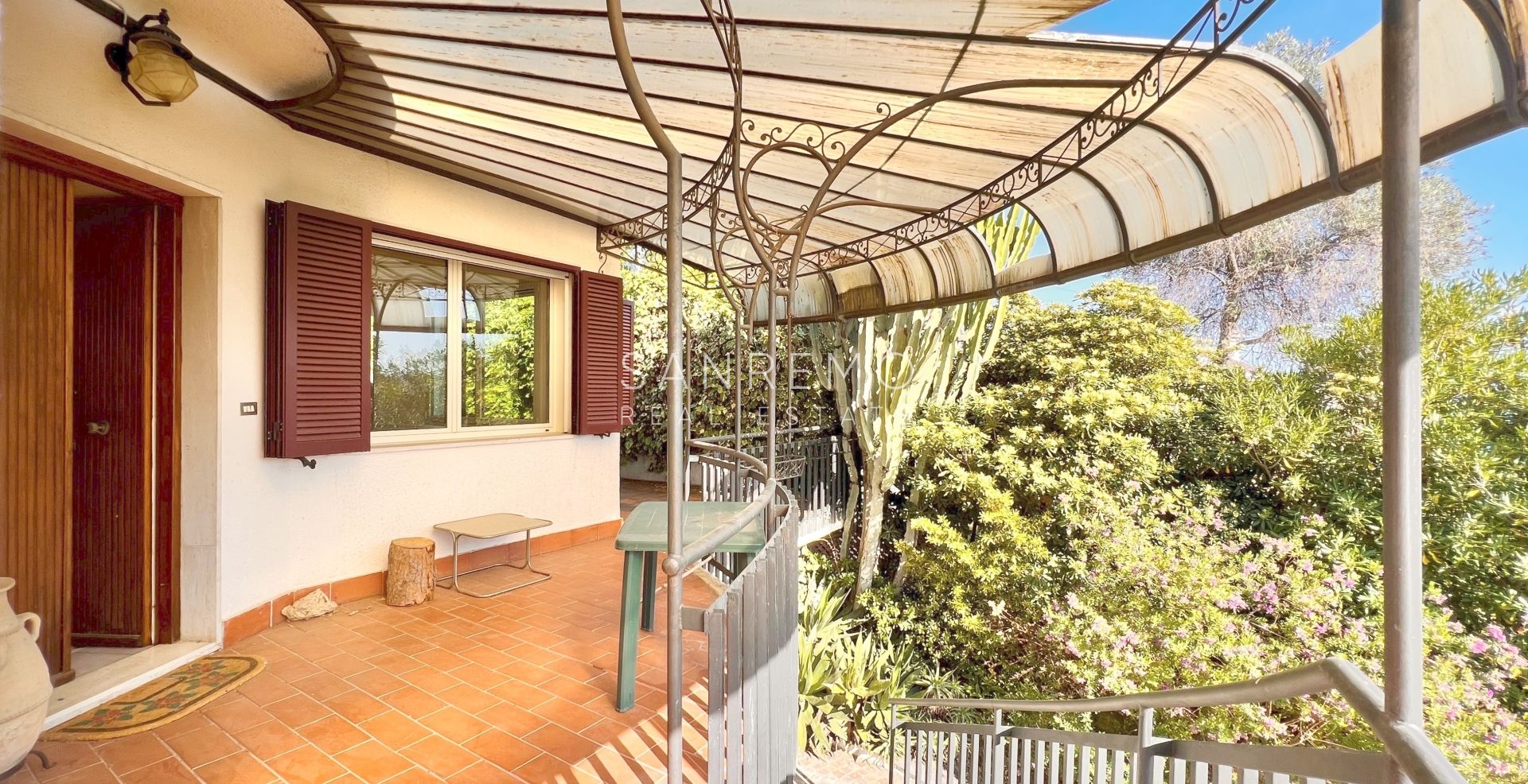 Maison, composée de 2 appartements indépendants, sur la première colline de Sanremo