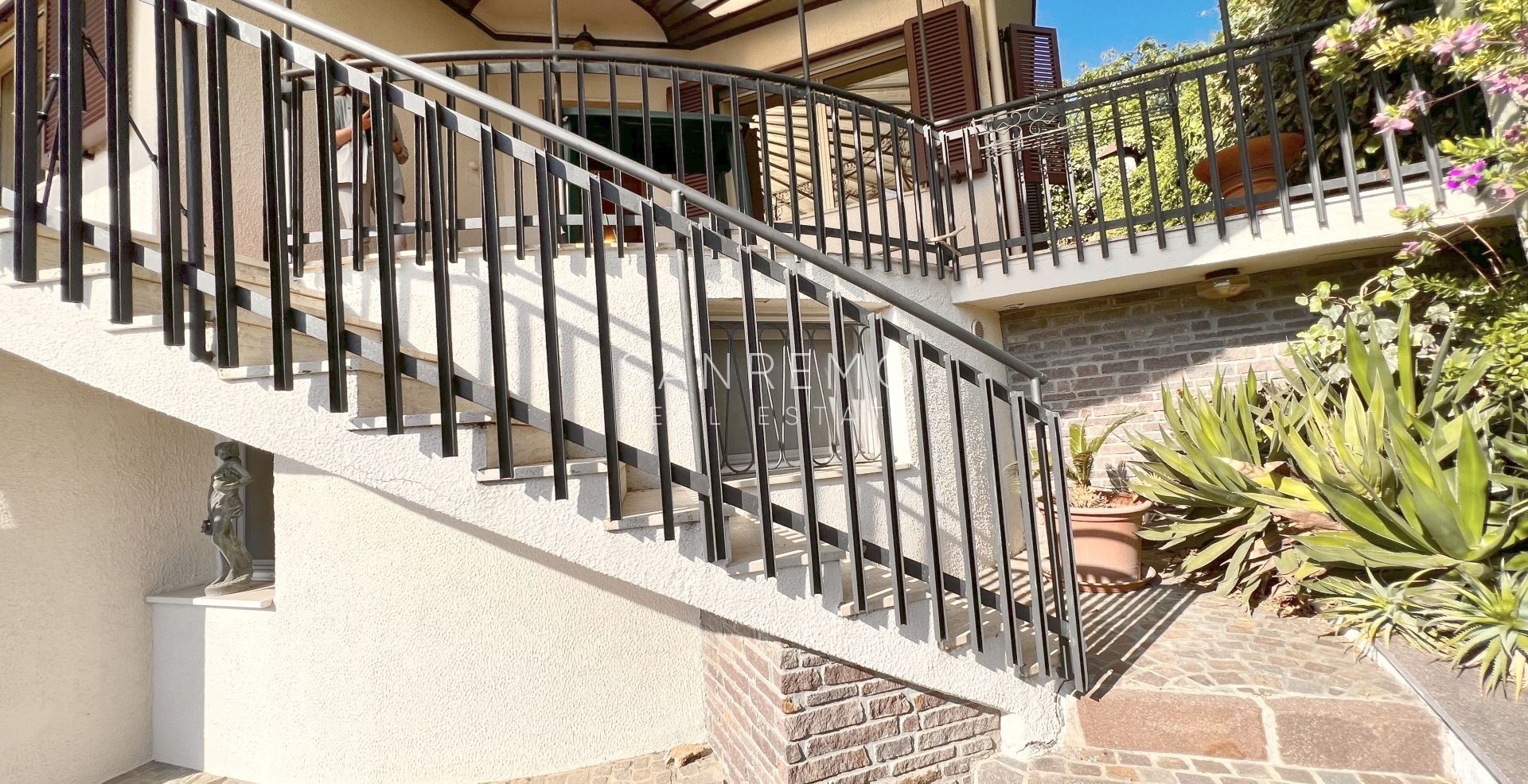 Maison, composée de 2 appartements indépendants, sur la première colline de Sanremo