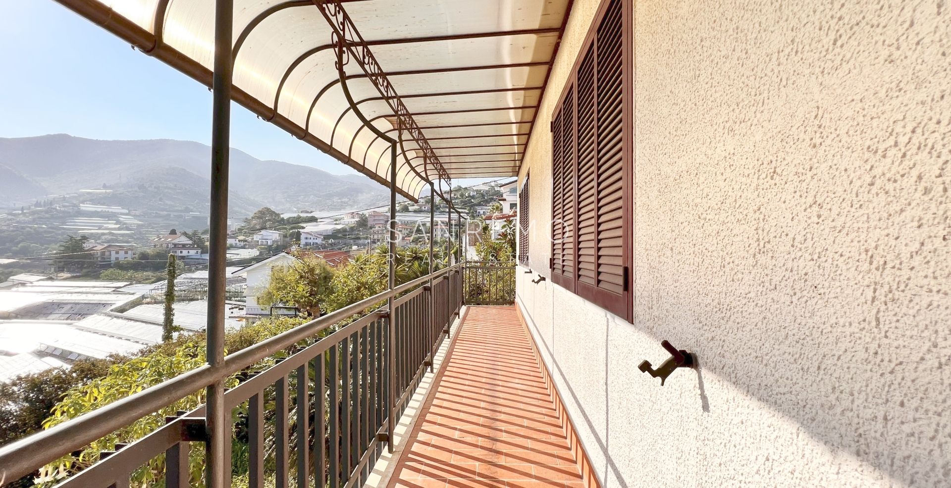 Maison, composée de 2 appartements indépendants, sur la première colline de Sanremo