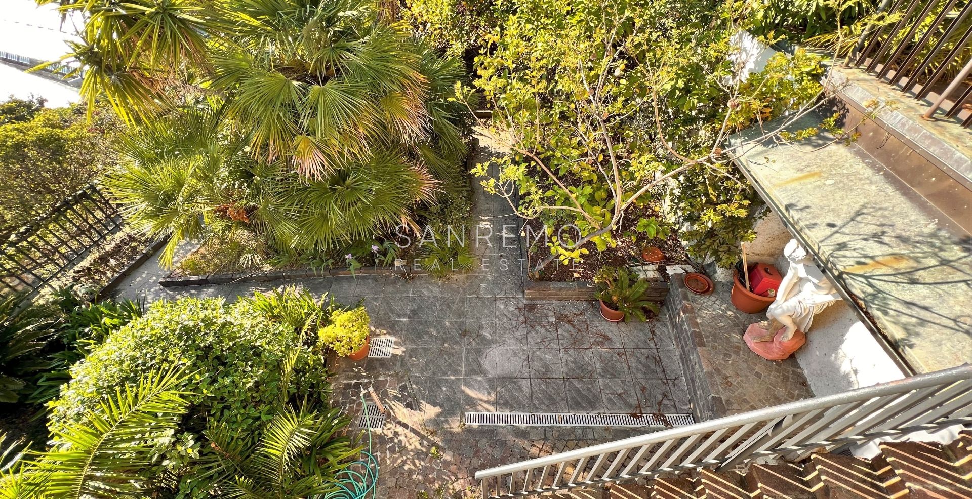 Maison, composée de 2 appartements indépendants, sur la première colline de Sanremo