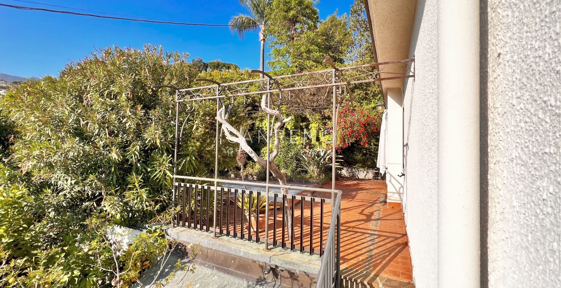 Maison, composée de 2 appartements indépendants, sur la première colline de Sanremo