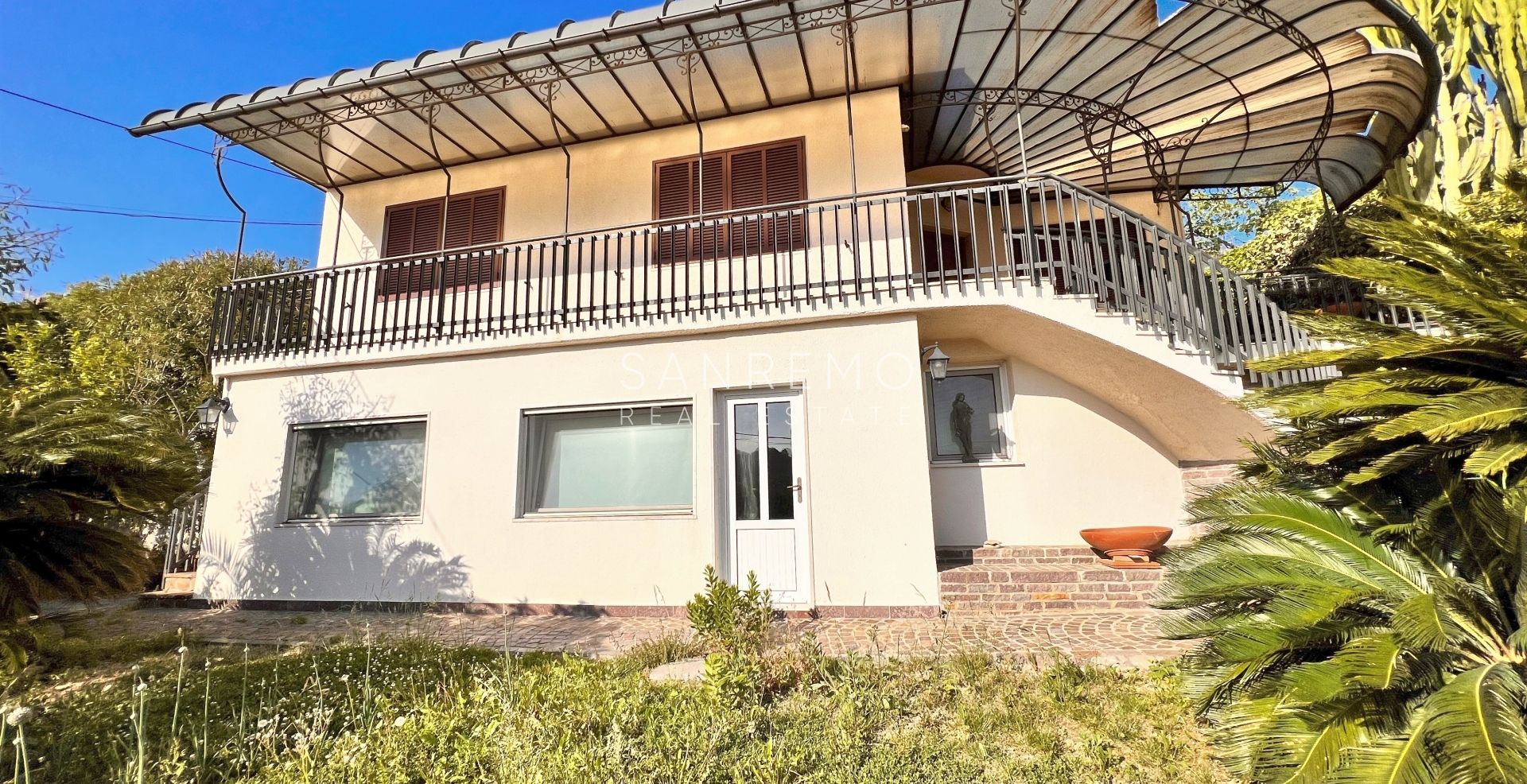 Maison, composée de 2 appartements indépendants, sur la première colline de Sanremo
