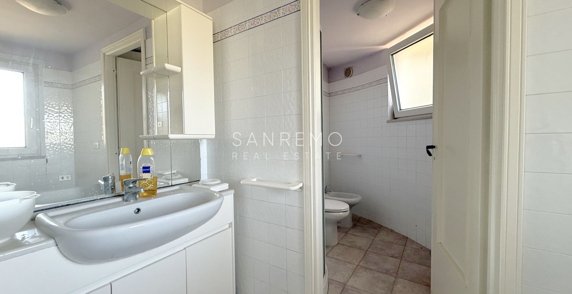 Maison, composée de 2 appartements indépendants, sur la première colline de Sanremo