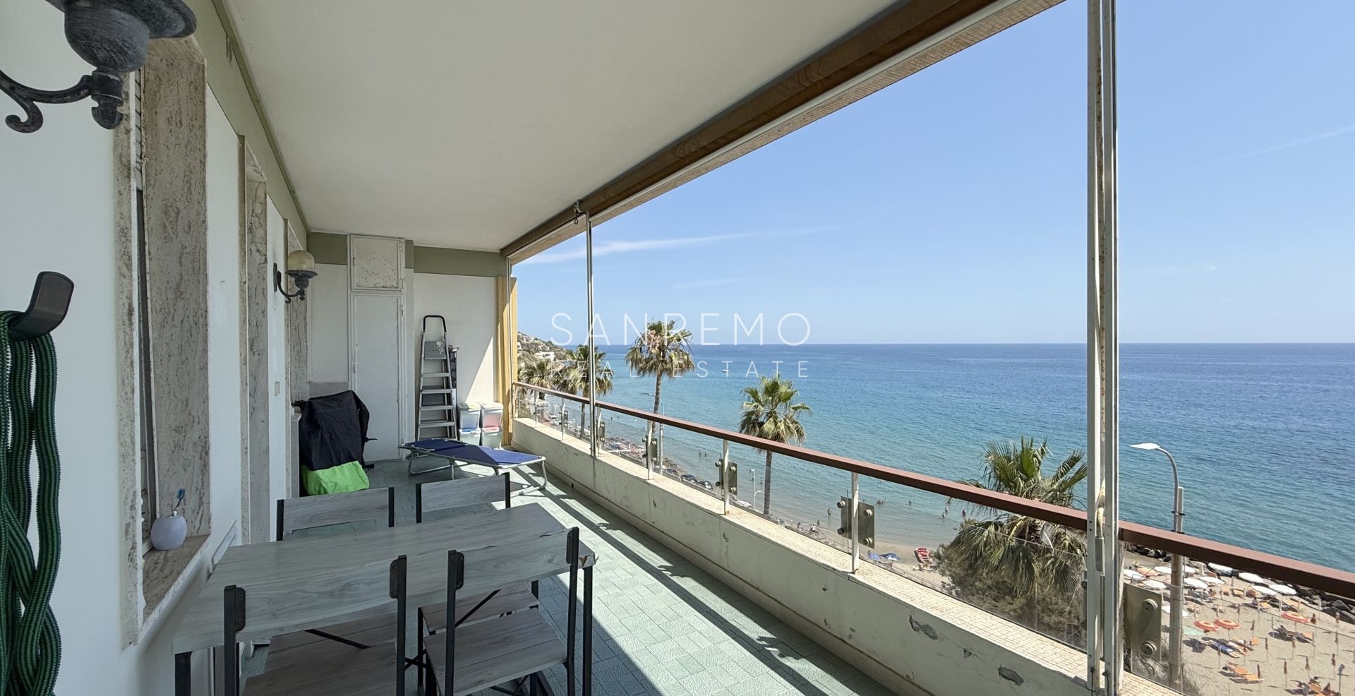 Spacieux deux-pièces offrant une vue imprenable sur l’ensemble du Golfe de Sanremo