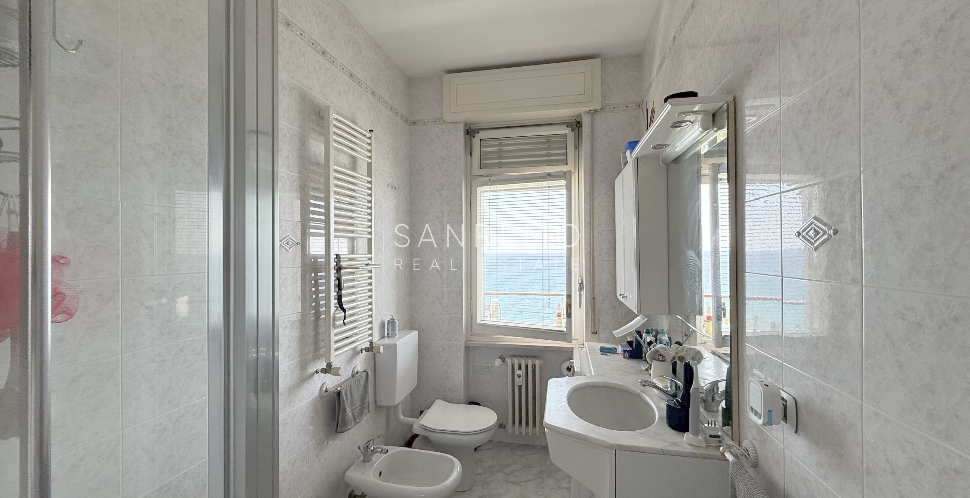 Spacieux deux-pièces offrant une vue imprenable sur l’ensemble du Golfe de Sanremo