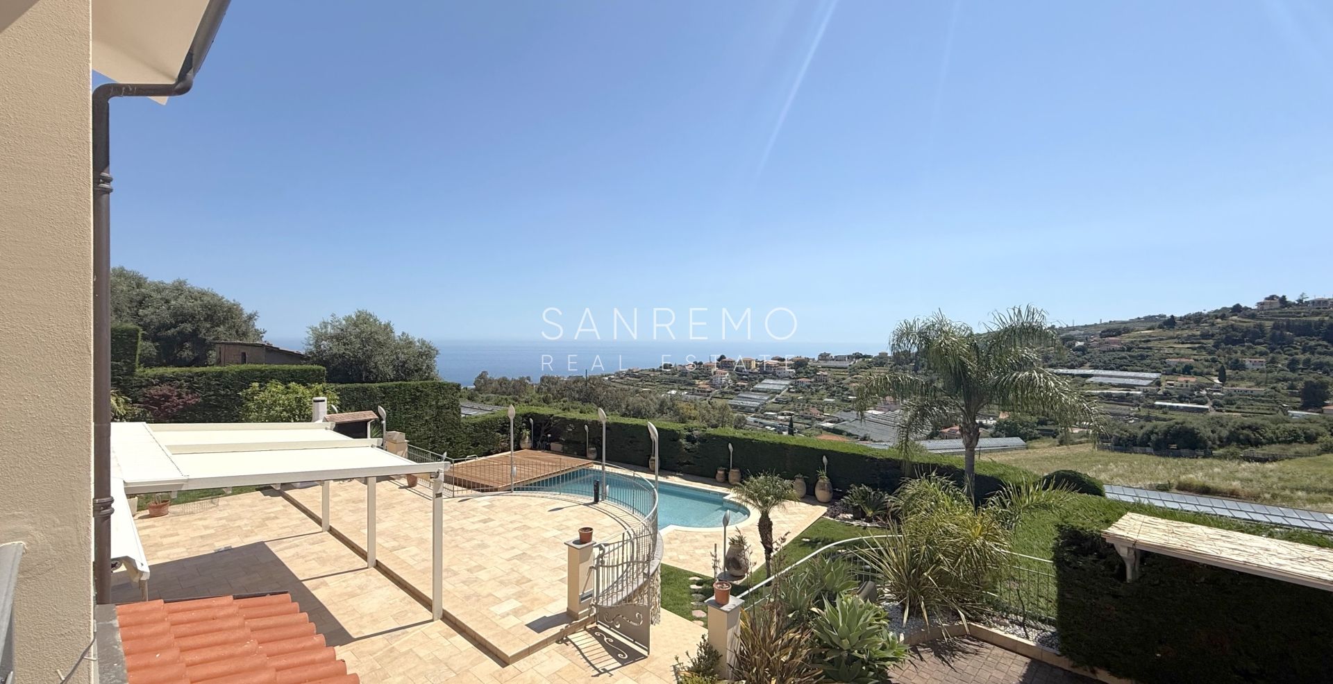 Magnifique villa nichée dans la verdure avec piscine et vue sur la mer
