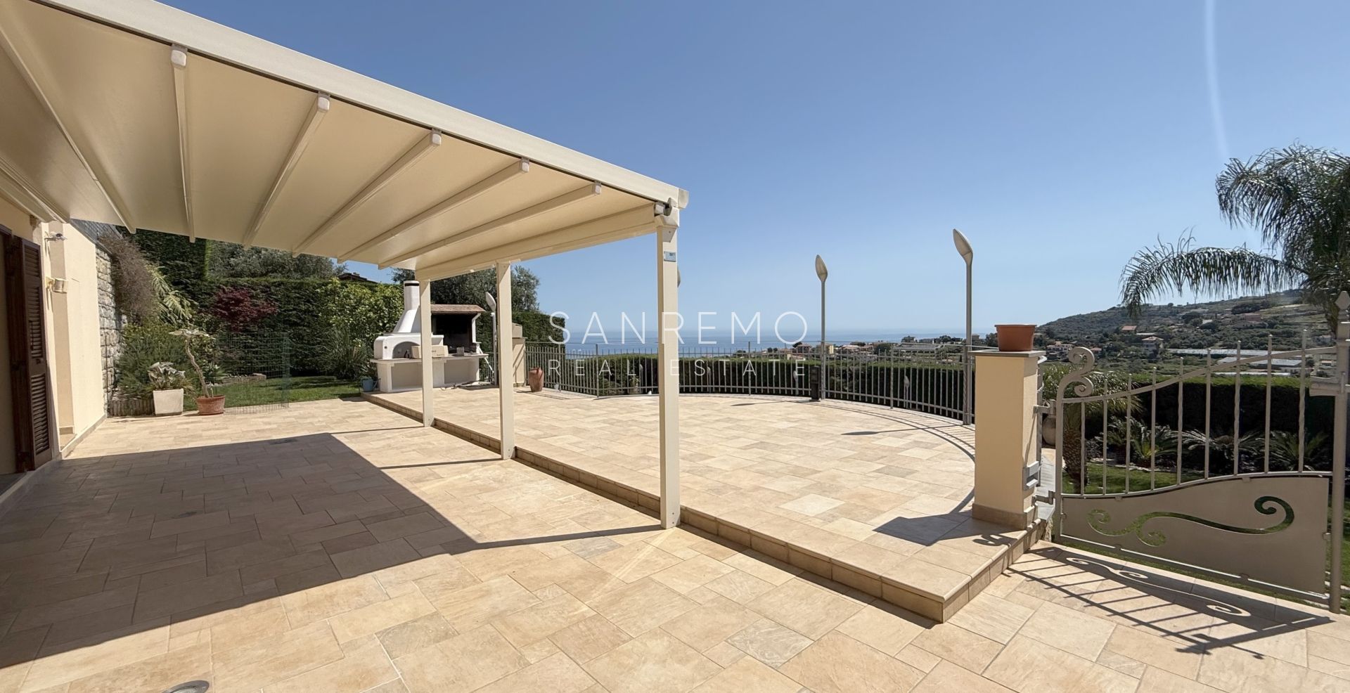 Magnifique villa nichée dans la verdure avec piscine et vue sur la mer