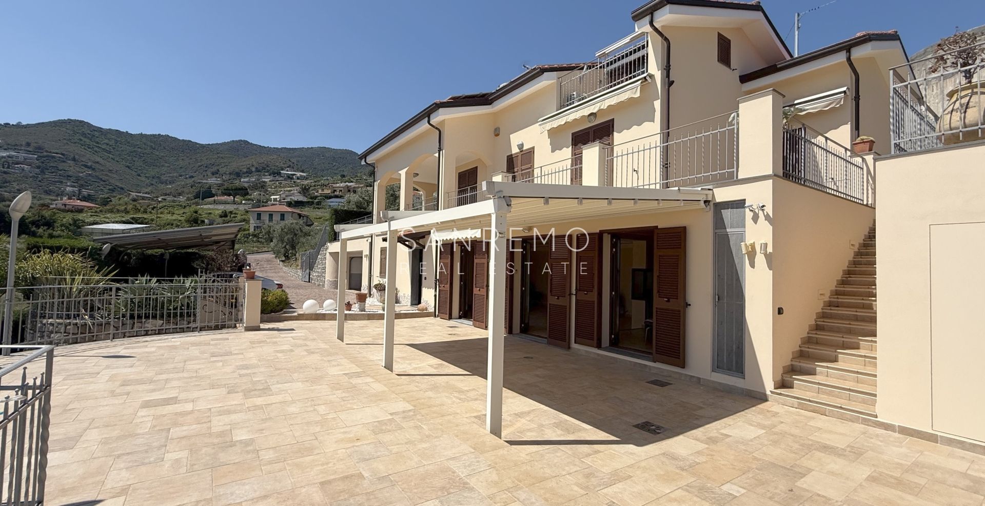 Magnifique villa nichée dans la verdure avec piscine et vue sur la mer