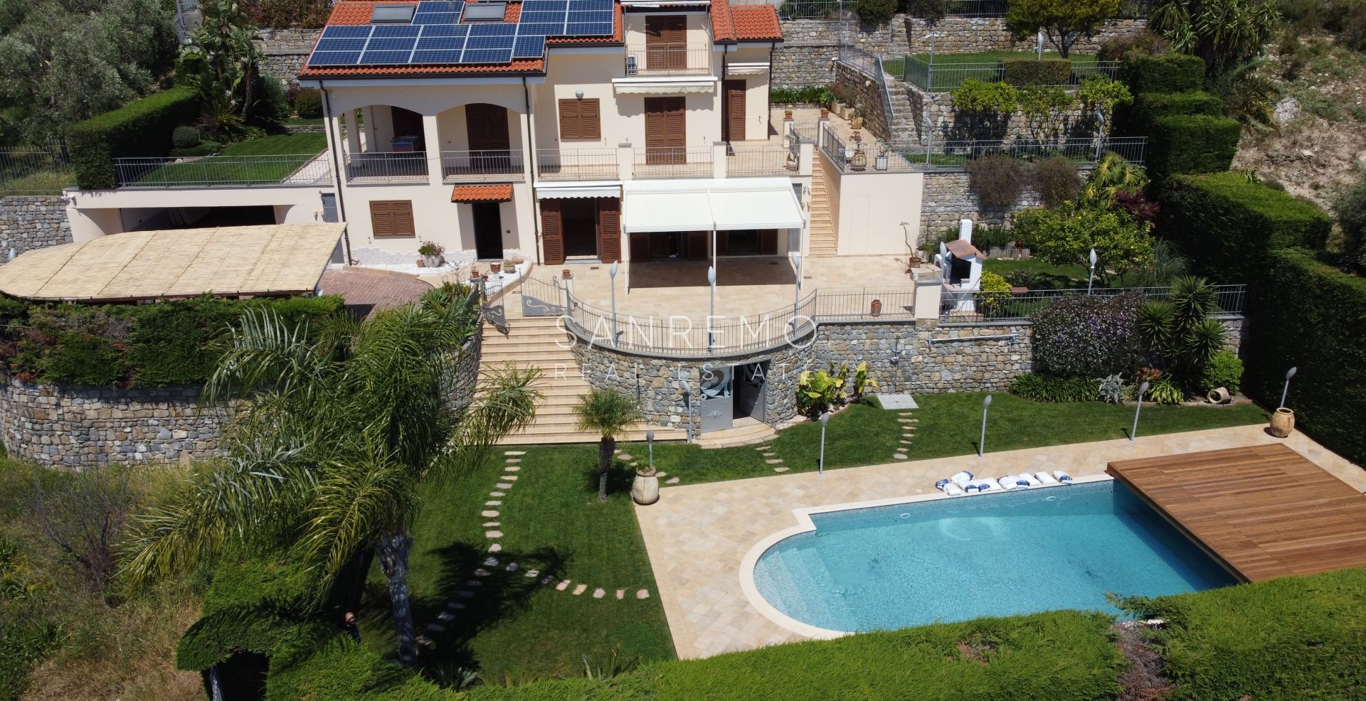 Magnifique villa nichée dans la verdure avec piscine et vue sur la mer