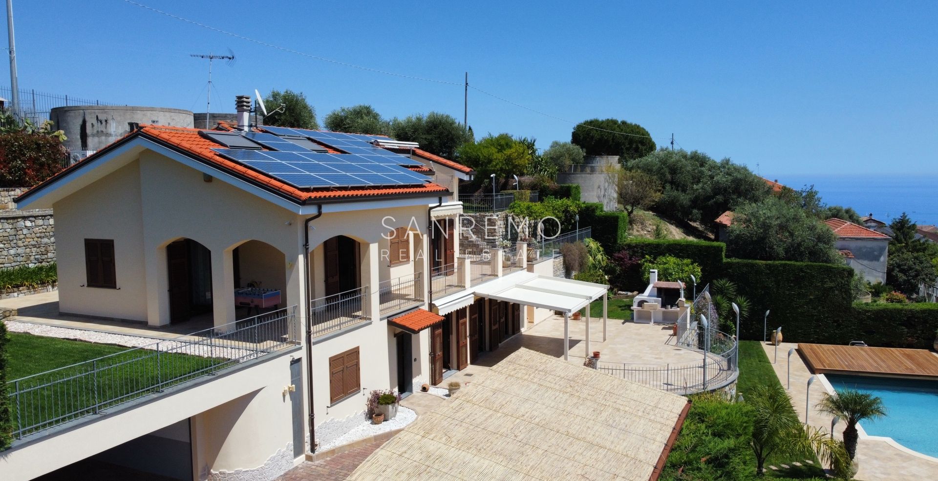 Magnifique villa nichée dans la verdure avec piscine et vue sur la mer