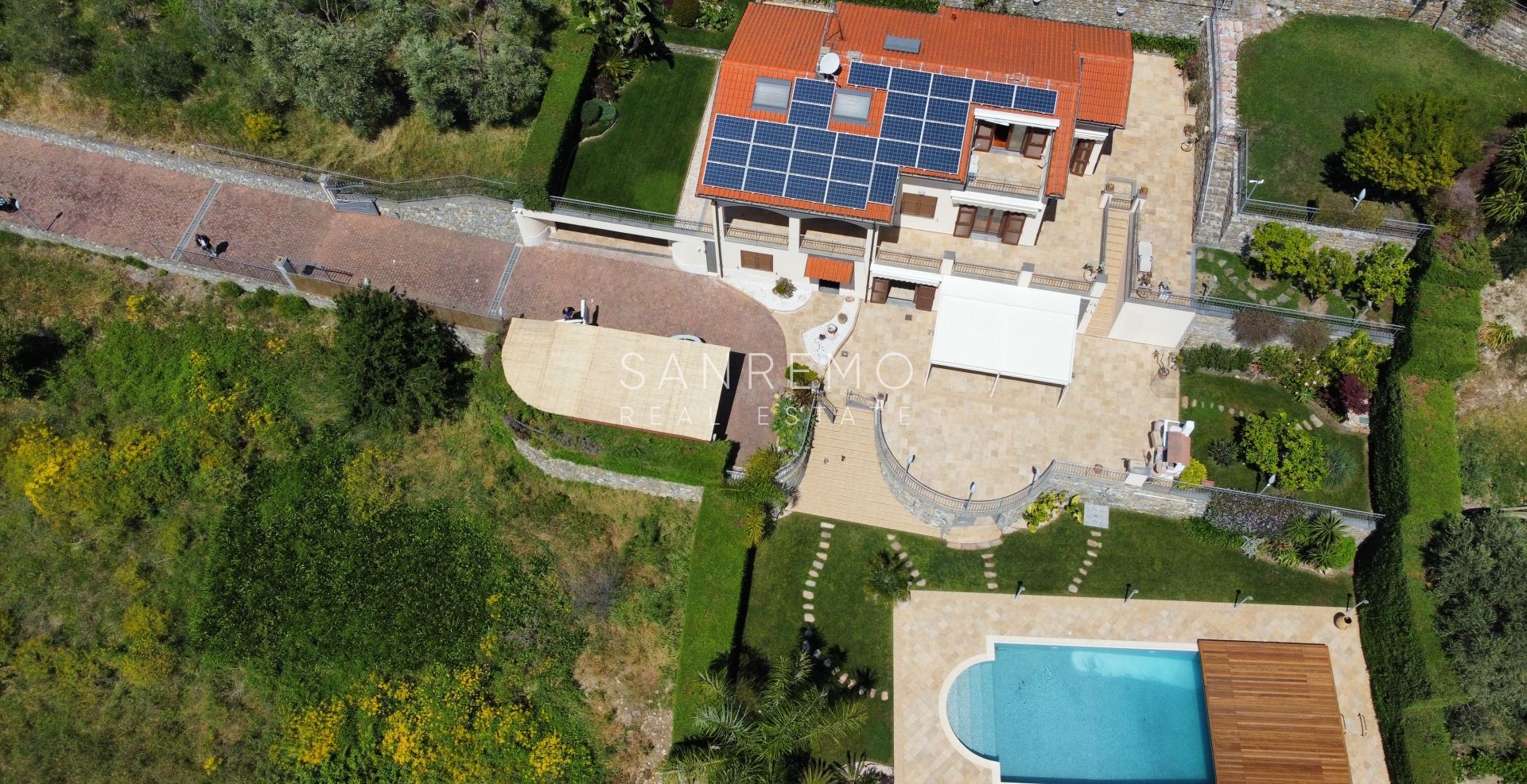Magnifique villa nichée dans la verdure avec piscine et vue sur la mer