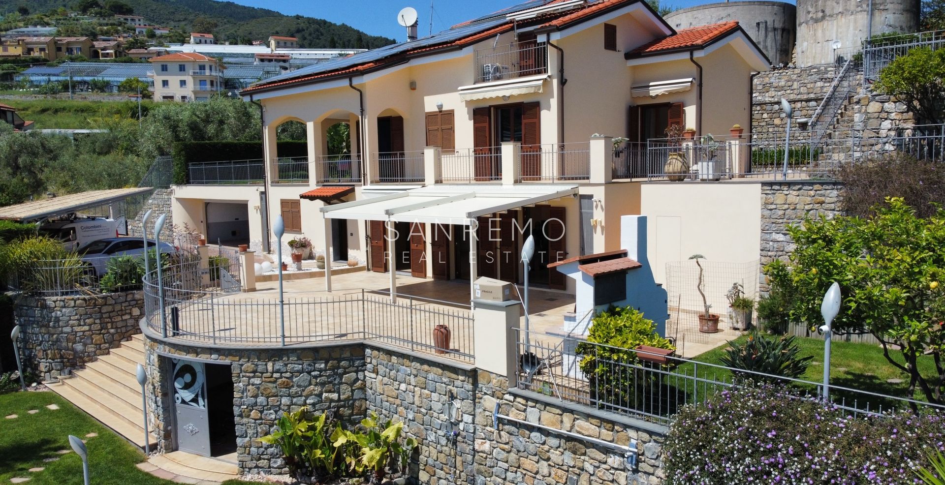 Magnifique villa nichée dans la verdure avec piscine et vue sur la mer
