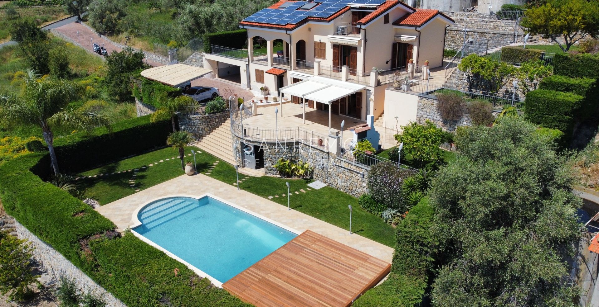Magnifique villa nichée dans la verdure avec piscine et vue sur la mer