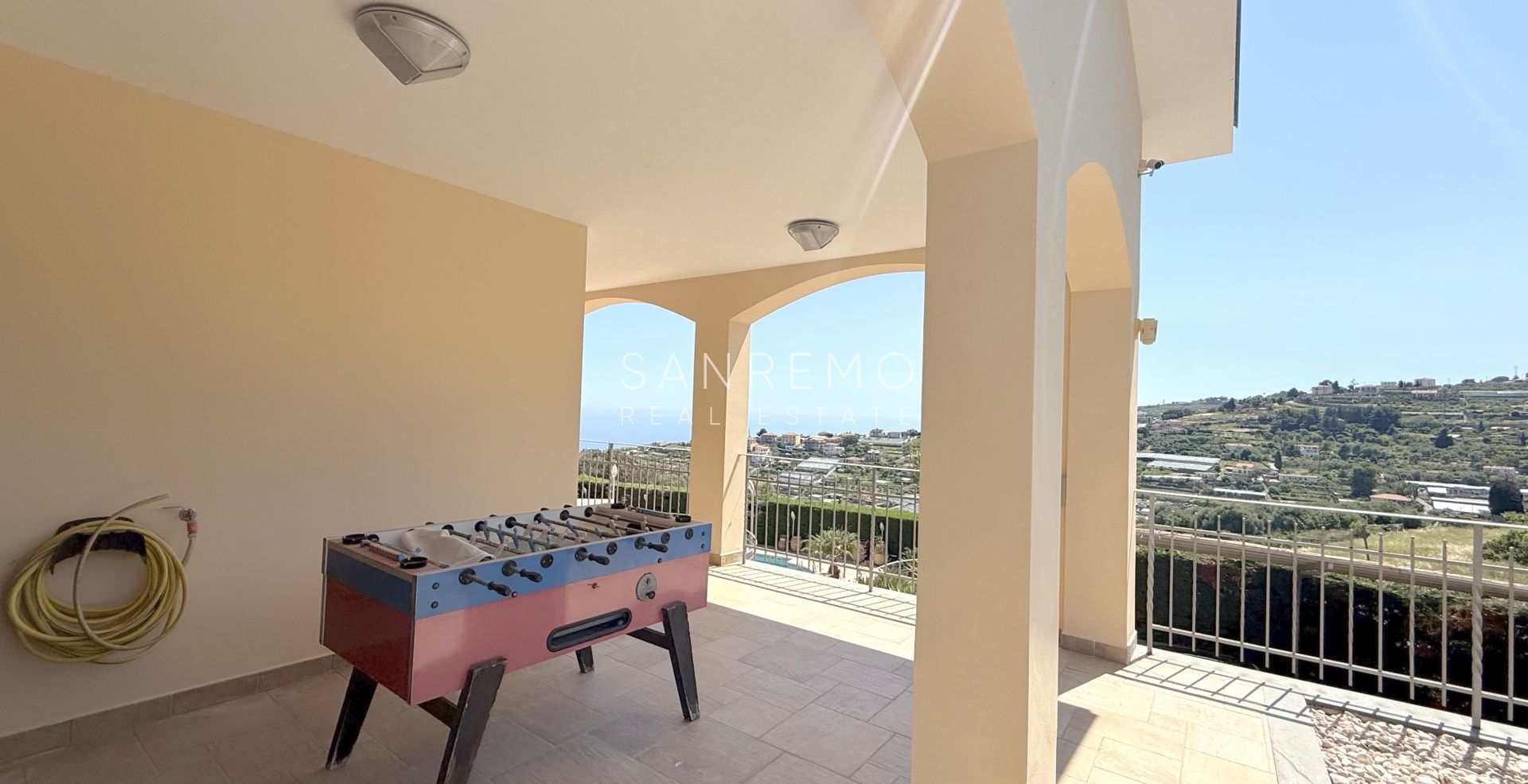 Magnifique villa nichée dans la verdure avec piscine et vue sur la mer