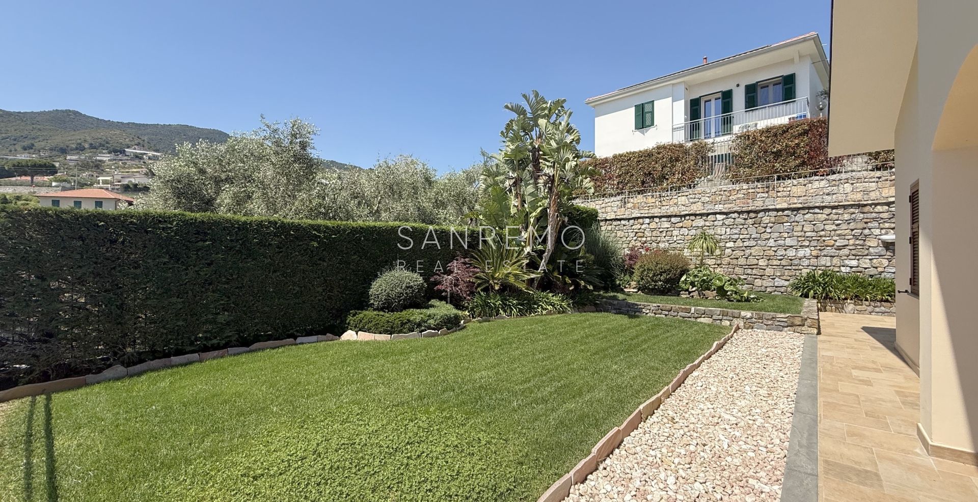 Magnifique villa nichée dans la verdure avec piscine et vue sur la mer