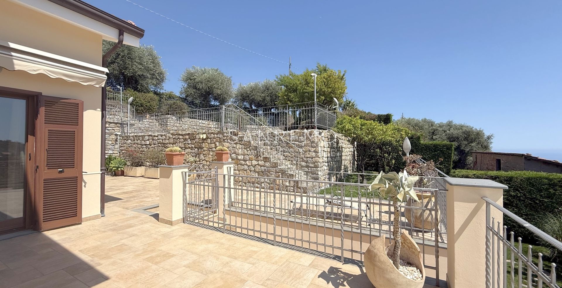 Magnifique villa nichée dans la verdure avec piscine et vue sur la mer