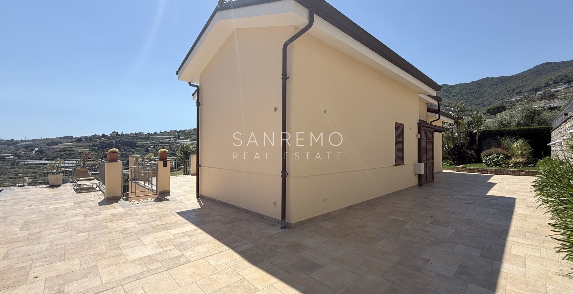 Magnifique villa nichée dans la verdure avec piscine et vue sur la mer