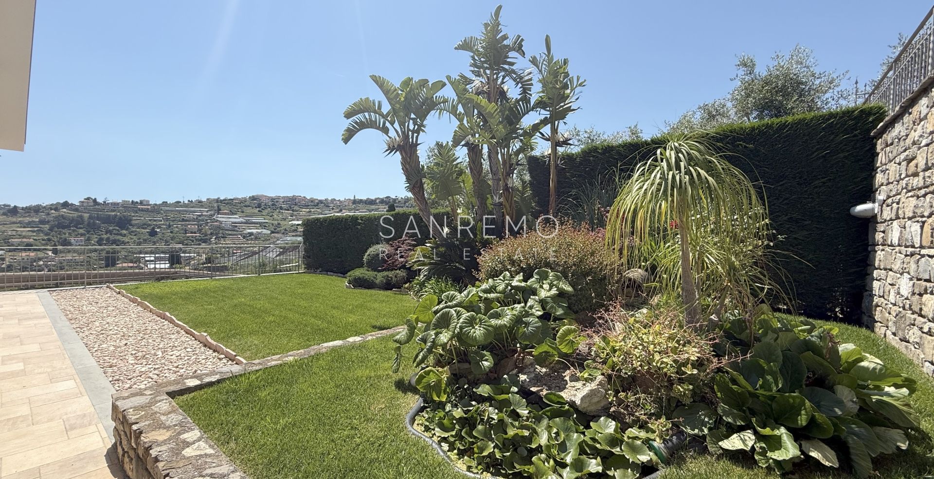 Magnifique villa nichée dans la verdure avec piscine et vue sur la mer