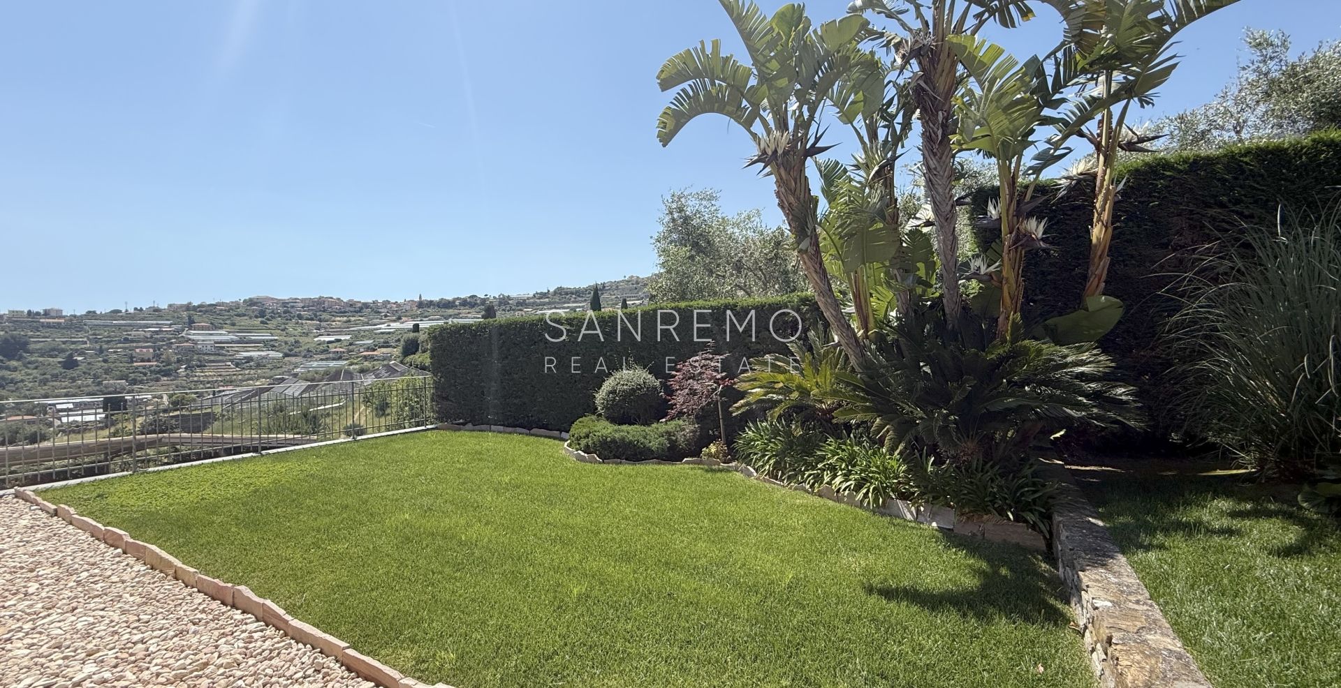 Magnifique villa nichée dans la verdure avec piscine et vue sur la mer