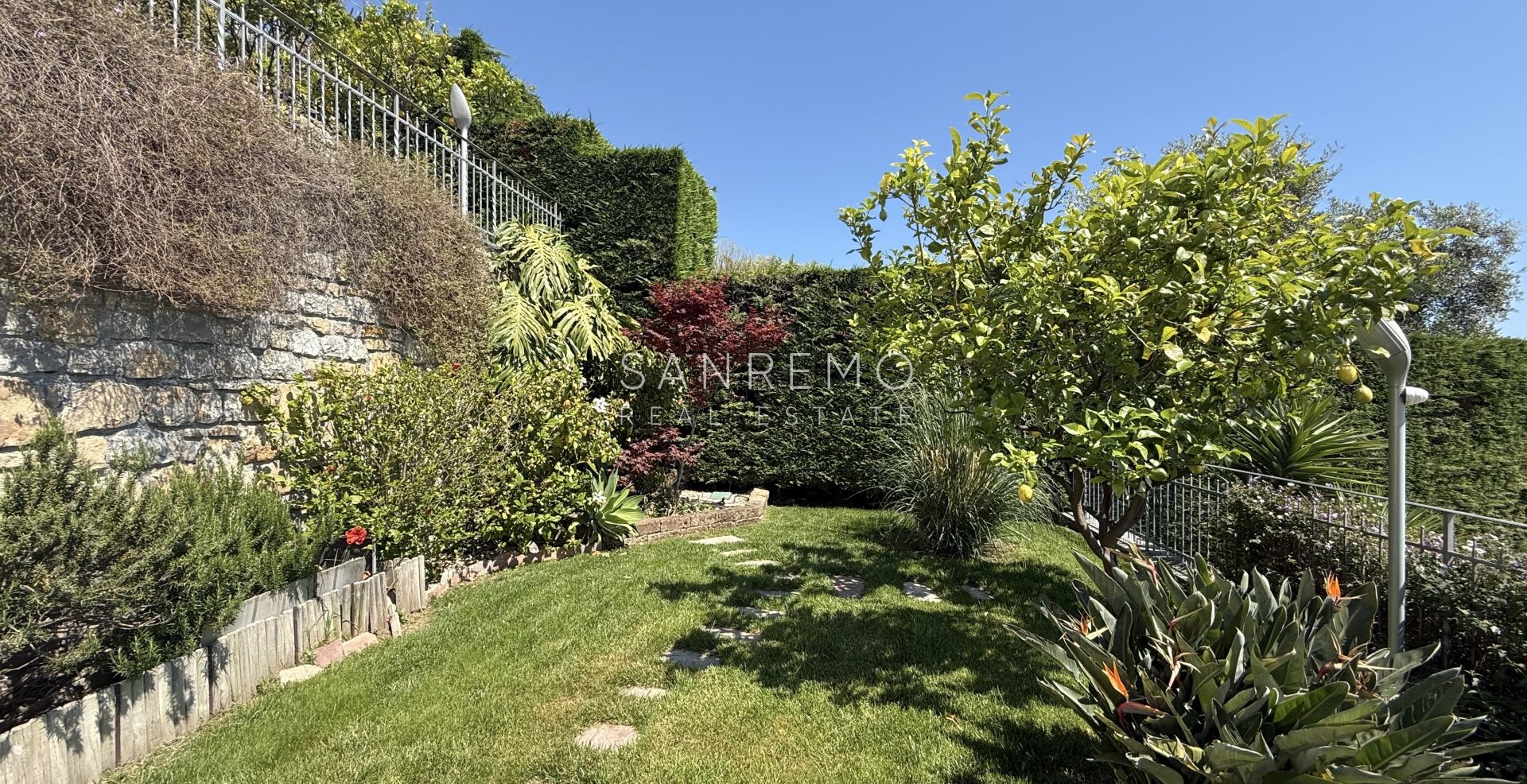 Magnifique villa nichée dans la verdure avec piscine et vue sur la mer