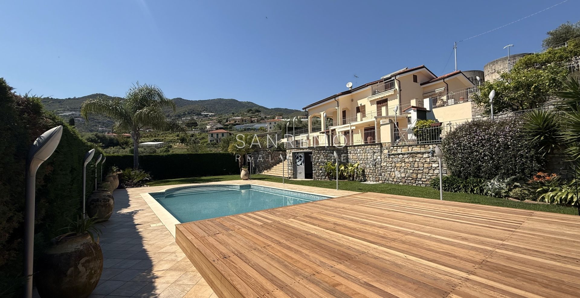 Magnifique villa nichée dans la verdure avec piscine et vue sur la mer