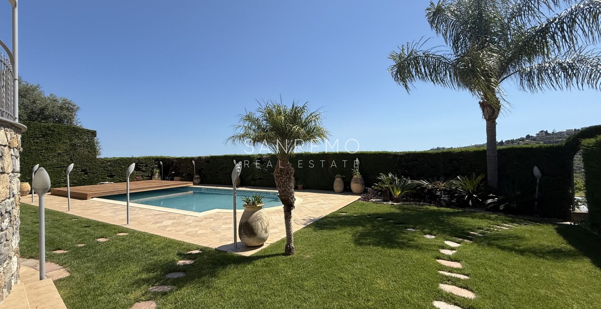 Magnifique villa nichée dans la verdure avec piscine et vue sur la mer