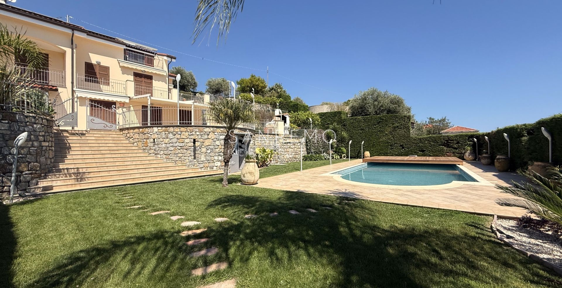 Magnifique villa nichée dans la verdure avec piscine et vue sur la mer