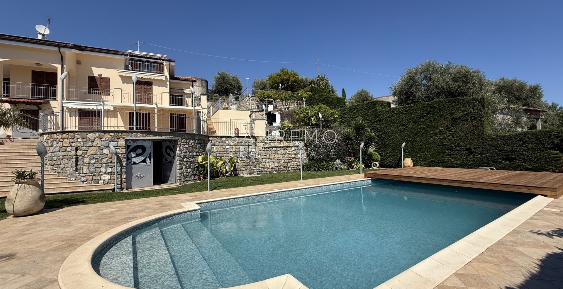 Magnifique villa nichée dans la verdure avec piscine et vue sur la mer