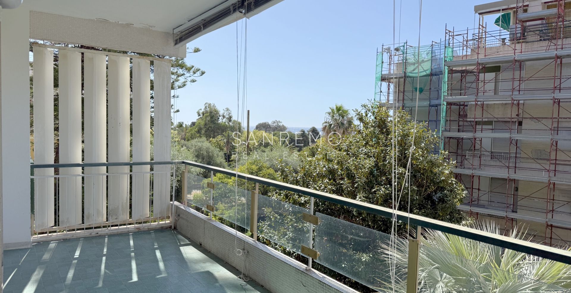 Lumineux appartement de trois pièces avec une grande terrasse entourée de verdure