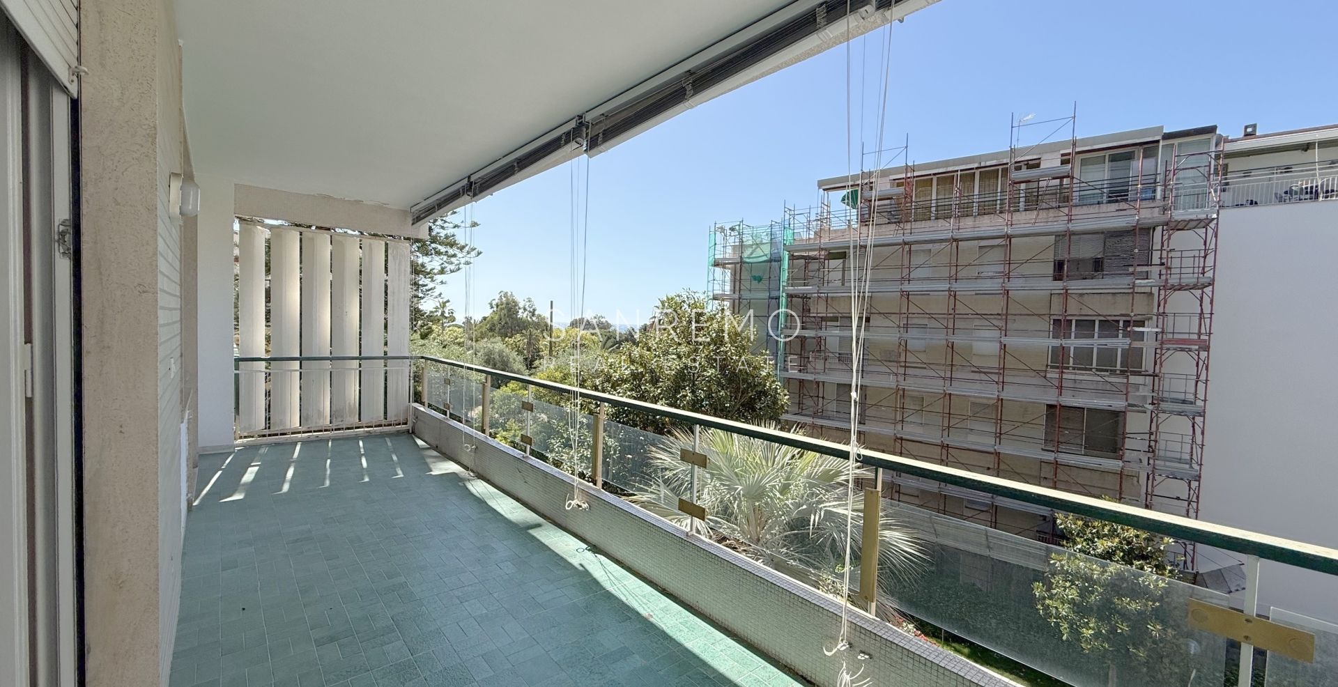 Lumineux appartement de trois pièces avec une grande terrasse entourée de verdure