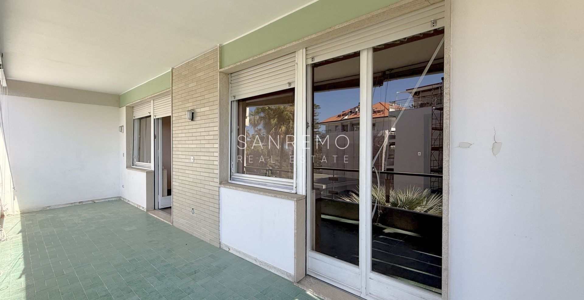 Lumineux appartement de trois pièces avec une grande terrasse entourée de verdure