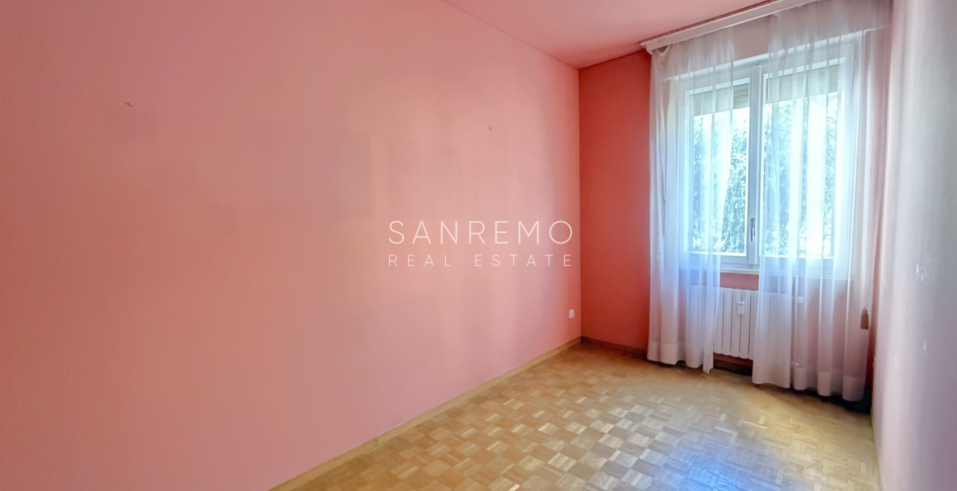 Lumineux appartement de trois pièces avec une grande terrasse entourée de verdure
