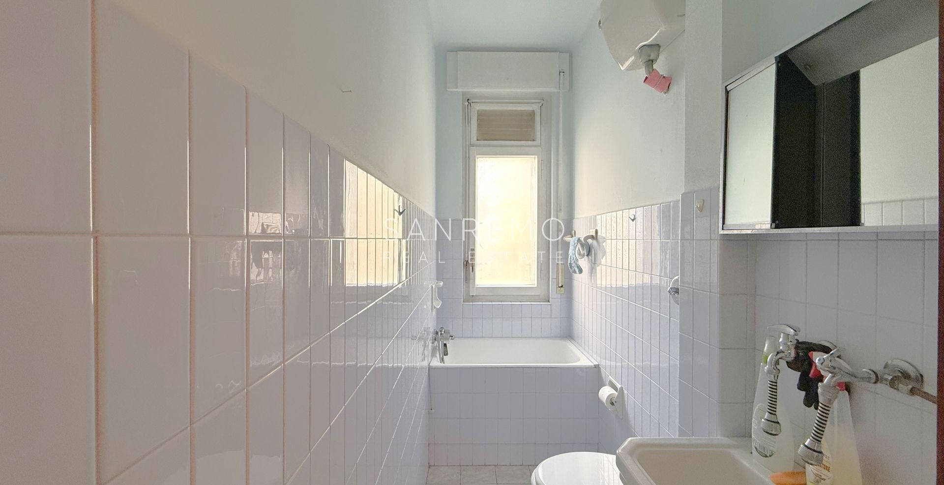 Lumineux appartement de trois pièces avec une grande terrasse entourée de verdure