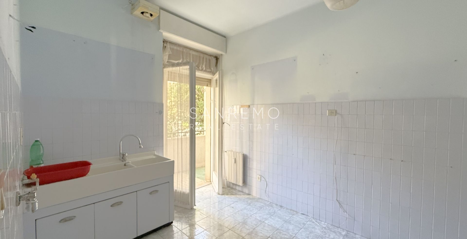 Lumineux appartement de trois pièces avec une grande terrasse entourée de verdure
