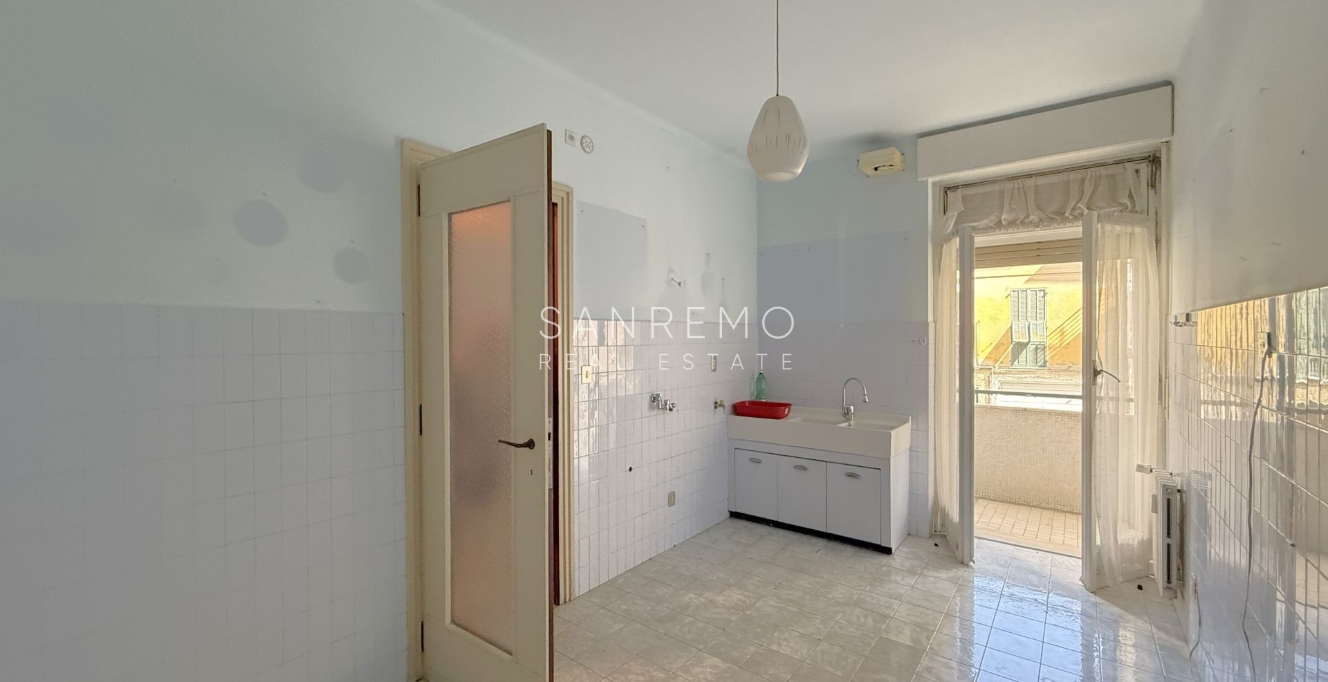 Lumineux appartement de trois pièces avec une grande terrasse entourée de verdure