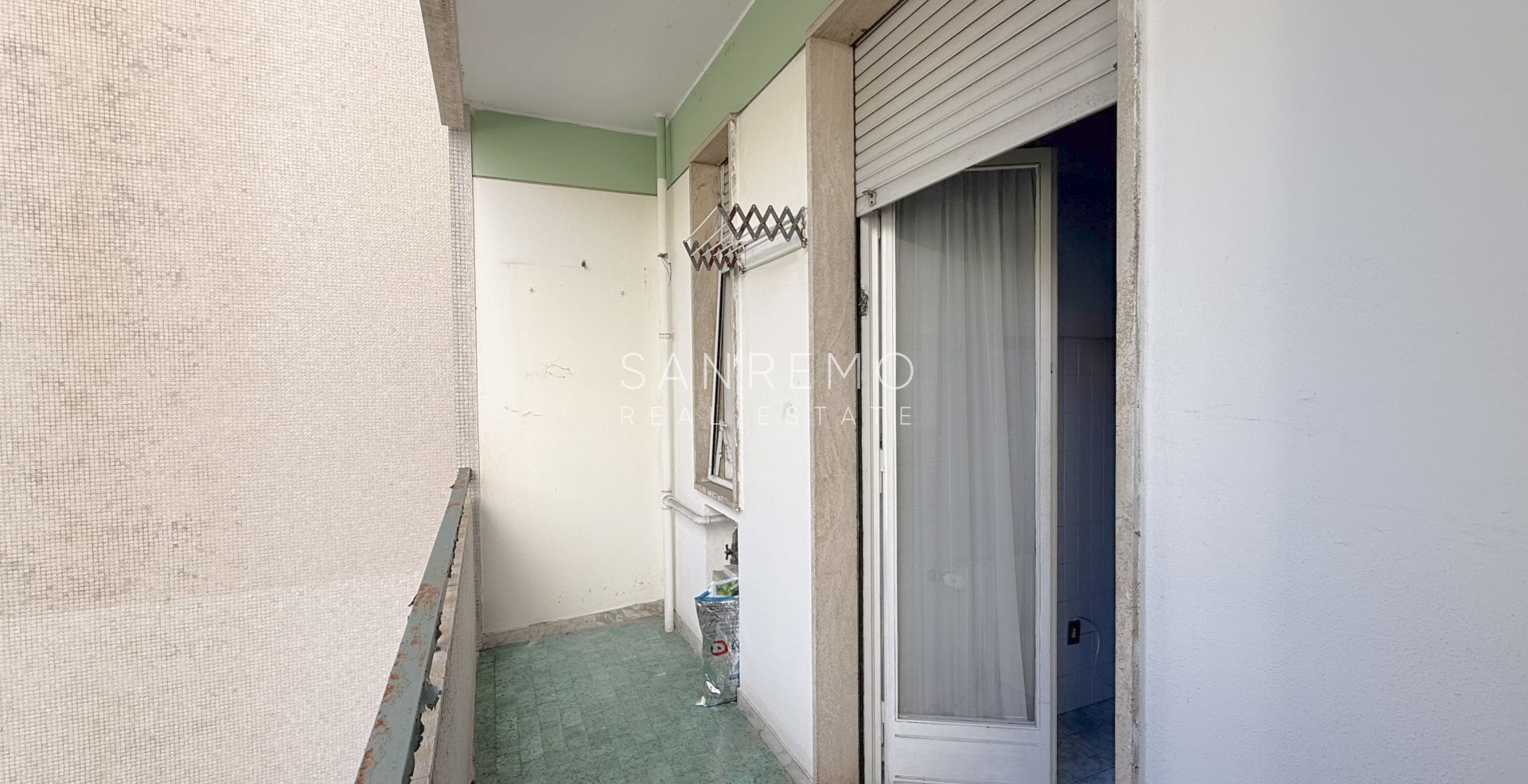 Lumineux appartement de trois pièces avec une grande terrasse entourée de verdure