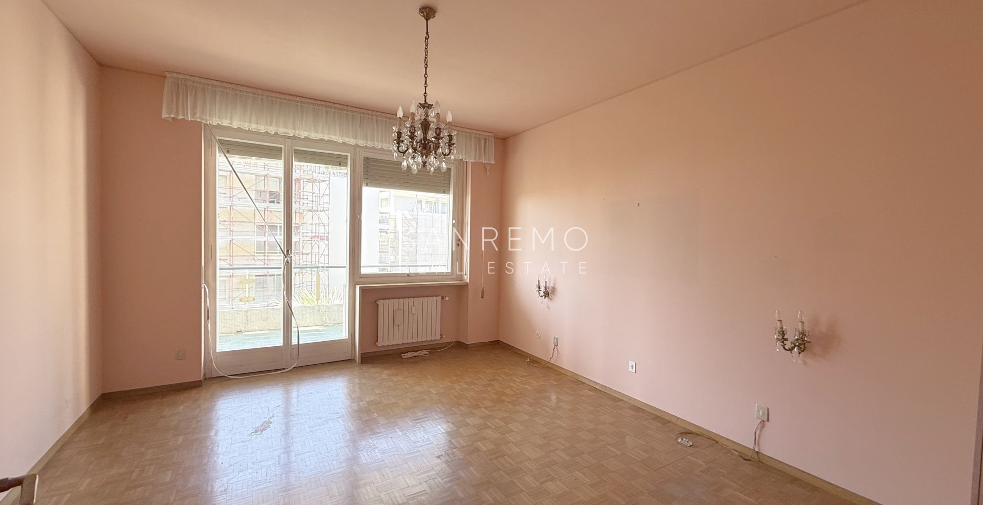 Lumineux appartement de trois pièces avec une grande terrasse entourée de verdure