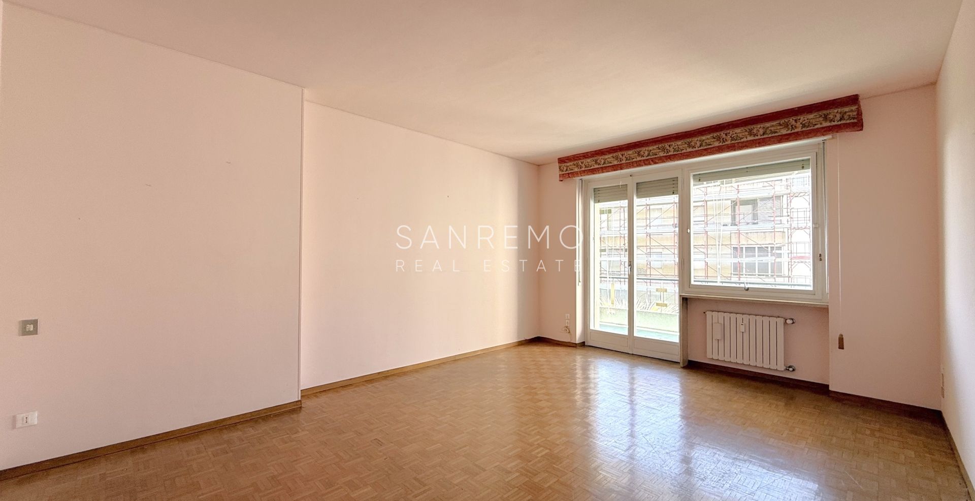 Lumineux appartement de trois pièces avec une grande terrasse entourée de verdure