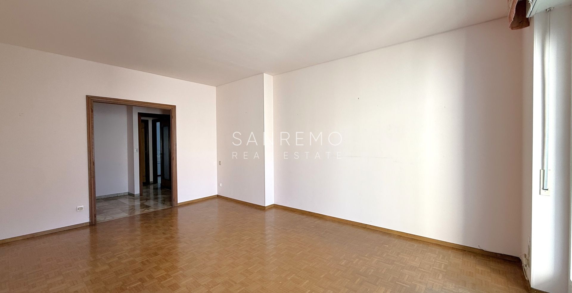 Lumineux appartement de trois pièces avec une grande terrasse entourée de verdure