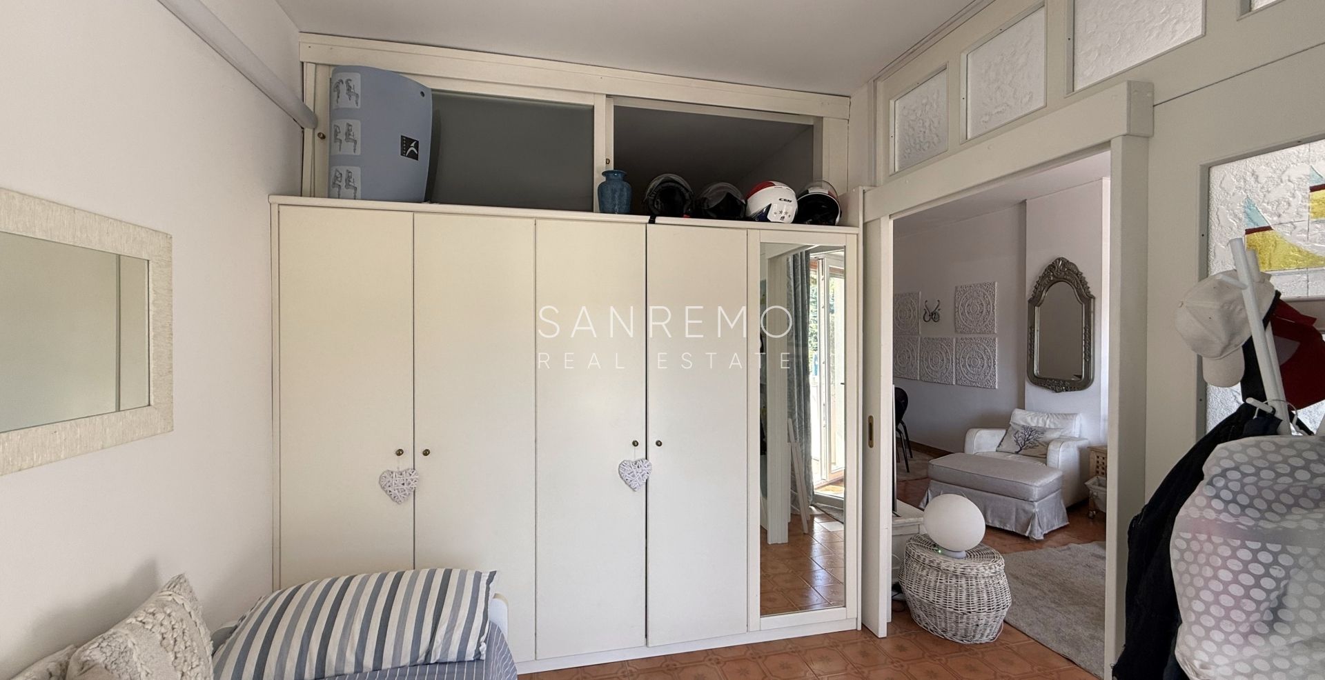 Appartement deux pièces avec grande terrasse entourée de verdure