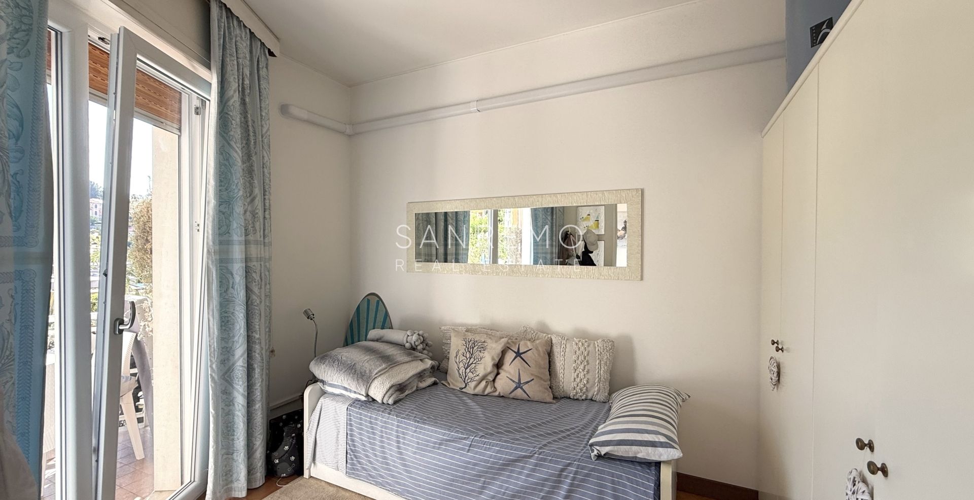 Appartement deux pièces avec grande terrasse entourée de verdure