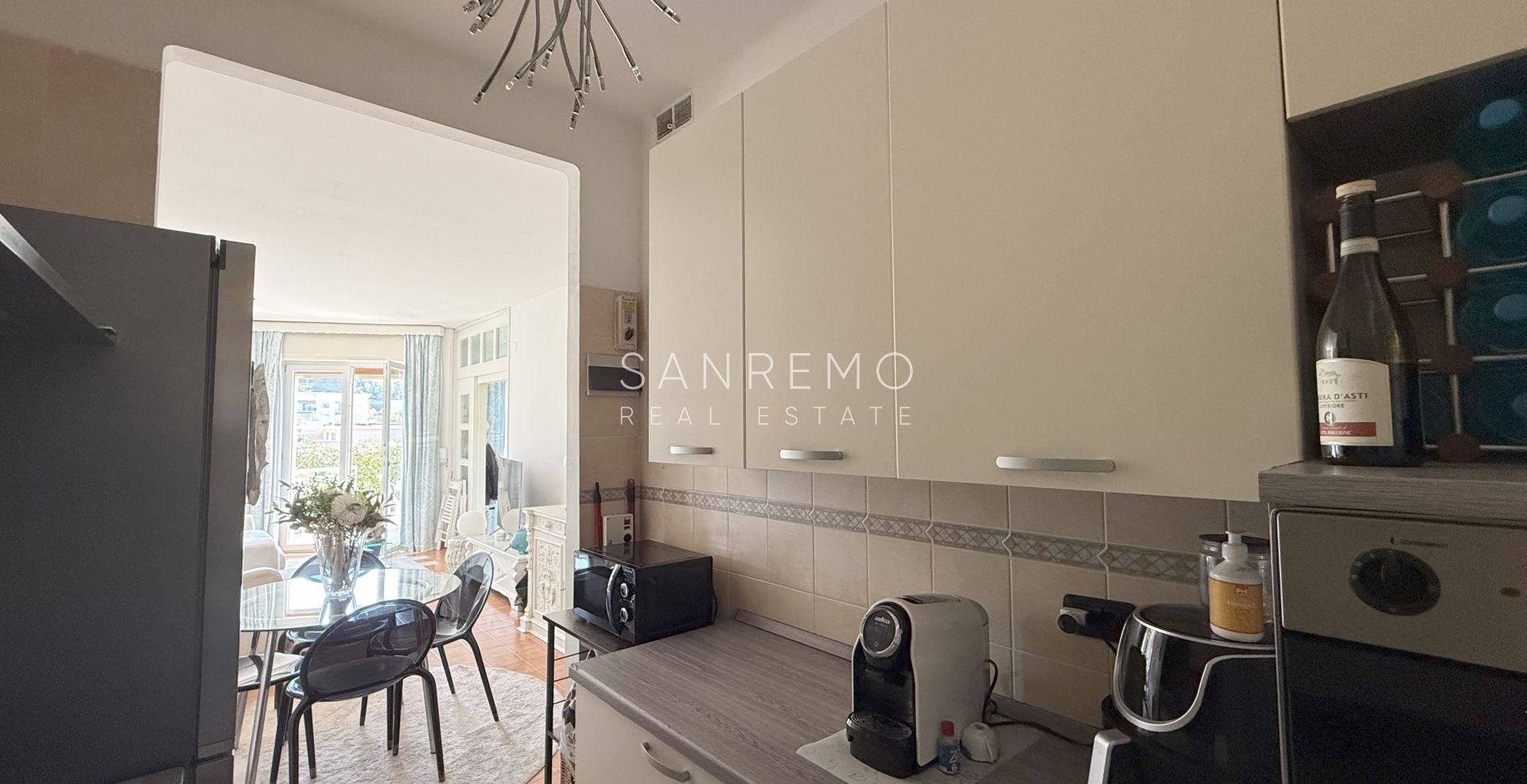 Appartement deux pièces avec grande terrasse entourée de verdure