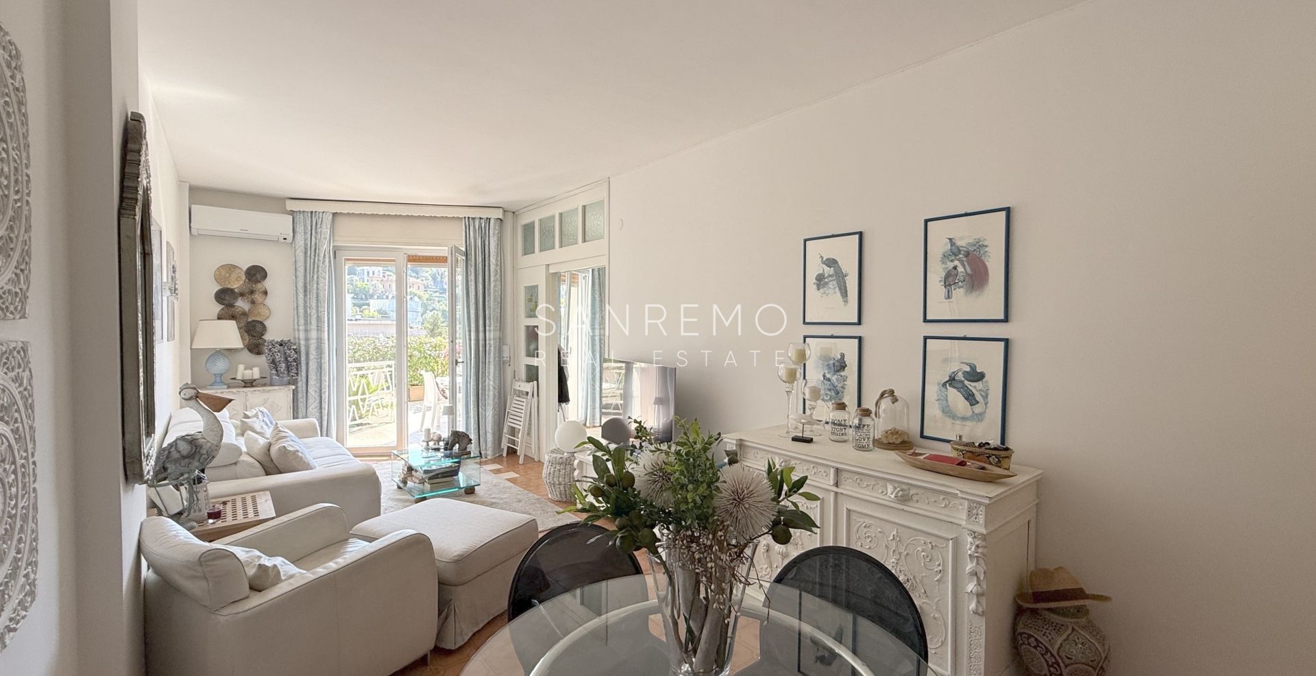 Appartement deux pièces avec grande terrasse entourée de verdure