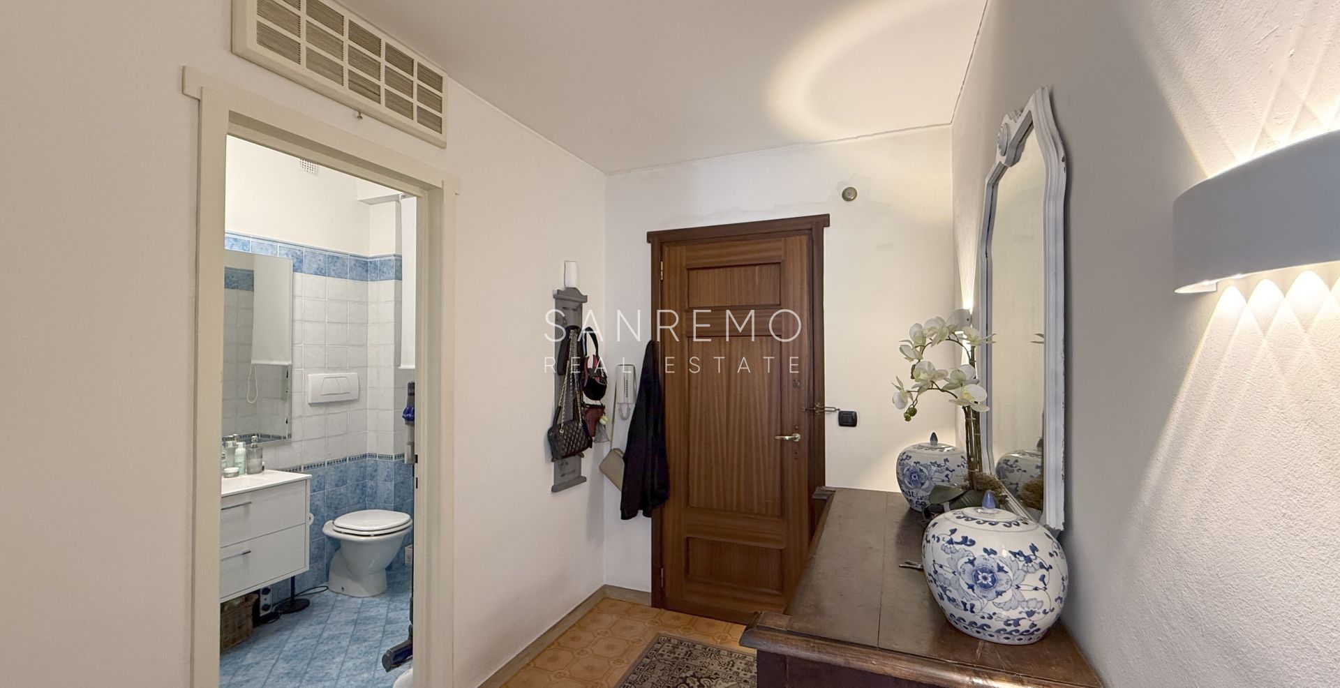 Appartement deux pièces avec grande terrasse entourée de verdure